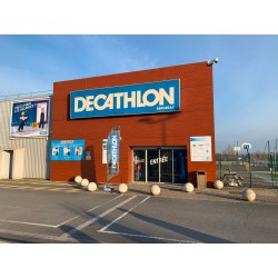 Cas d'utilisation d'un Drapeau Plume XL - complet pour un magasin Decathlon.
